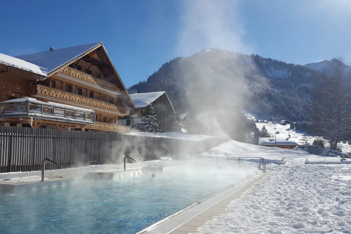 Forme d'O Châtel spa pool and mountain exterior
